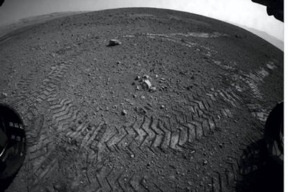 Fotografía que muestra las huellas del robot 'Curiosity' después de que completara con éxito su primer recorrido por el planeta rojo. Foto: NASA