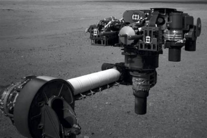 Imagen que muestra la torreta de herramientas al final del largo brazo robótico del 'Curiosity'. Foto: NASA