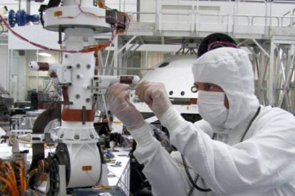 Un técnico de la NASA coloca los sensores del instrumento de observación meteorólogiga (REMS) provisto por el Centro de Astrobiología de España. Foto: NASA