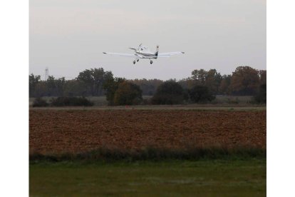 Una de las aeronaves que voló ayer desde Chozas. FERNANDO OTERO