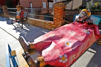 Habitamos León pero la ciudad también nos habita. Por eso, no es sólo el conjunto de calles, parques y monumentos sino todo lo que en ella se desarrolla cada día, la memoria del pasado y las celebraciones que acoge. Todos los lugares son el resultado de las experiencias que en ellas tuvieron los individuos. El reto de León es decidir cuáles serán las que la proyecten al futuro. RAMIRO