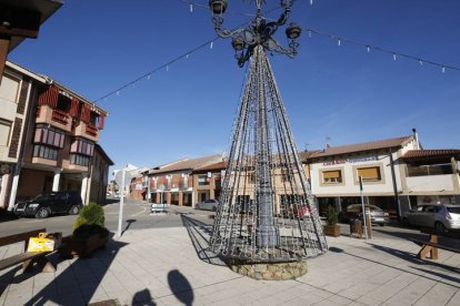 Habitamos León pero la ciudad también nos habita. Por eso, no es sólo el conjunto de calles, parques y monumentos sino todo lo que en ella se desarrolla cada día, la memoria del pasado y las celebraciones que acoge. Todos los lugares son el resultado de las experiencias que en ellas tuvieron los individuos. El reto de León es decidir cuáles serán las que la proyecten al futuro. RAMIRO