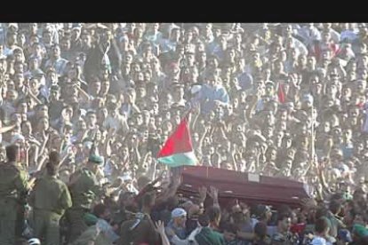En medio del fervor popular, se perdió la bandera que cubría el féretro.