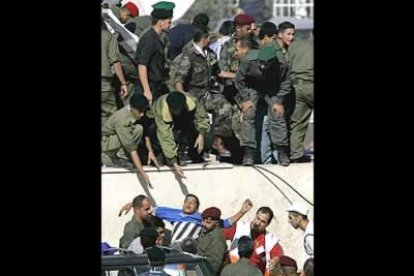 Las ambulancias llegaron después del gran tumulto. Varios palestinos tuvieron que ser evacuados por desmayos, algunos heridos por los disparos al aire.