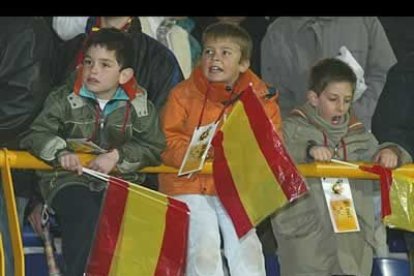Unos jovencísimos aficionados, siguiendo atentamente el encuentro.