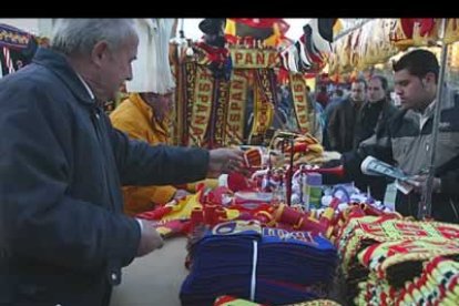 Los aficionados pudieron comprar todo tipo de objetos y recuerdos de la selección para animar el encuentro.