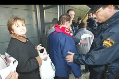 Las medidas de seguridad se extremaron a las puertas del estadio donde se revisaron los enseres del público para evitar que se introdujeran objetos que empañaran el partido.