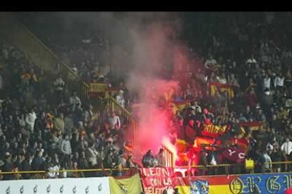 A pesar de la prohibición, un aficionado encendió una bengala lo que tuvo rápida respuesta por parte del público que gritó '¡Fuera, fuera!'.