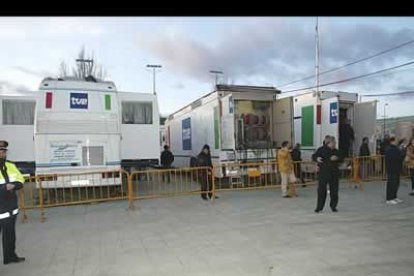 Las unidades móviles de los numerosos medios informativos aguardaban a las afueras del estadio.