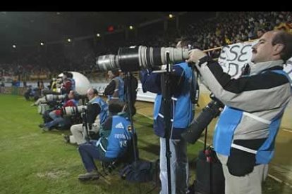 Los medios informativos, en la imágen profesionales gráficos, captaron todos los movimientos de los deportistas.