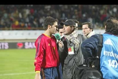 Un periodista de Onda Cero entrevista a Raul al final del encuentro.