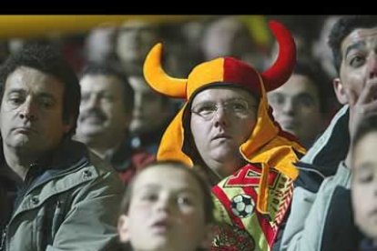 Uno de los atuedos más originales del partido lo lució este hombre, que llevaba con mucha gracias unos cuernos con los colores de la selección.