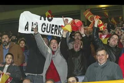 A pesar de la fiesta futbolística, la aficíón no se quiso olvidar el conflicto de Irak y manifestó con carteles su rechazo a la guerra.