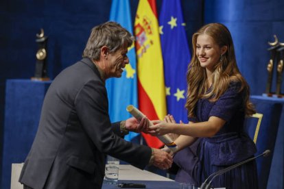 El escritor francés Emmanuel Carrère, recoge el premio Princesa de Ciencias Sociales otorgado en esta edición a su madre, la historiadora y académica Hélène Carrère d Encausse, fallecida el pasado mes de agosto, durante la gala de la 43º edición de los Premios Princesa de Asturias que se celebra este viernes en el Teatro Campoamor, en Oviedo. BALLESTEROS