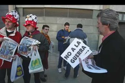 A la entrada del estadio se repartieron carteles con el 'no a la guerra'.