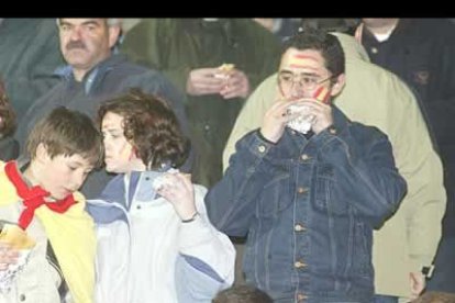 Ningún bocadillo sabe tan rico como el que se come en un partido de la selección. Lo saben los cientos de leoneses que se llevaron la merienda al campo.