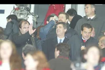 Juan Vicente Herrera saluda desde el palco, junto a Ángel María Villar y Mario Amilivia.