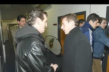 El mítico jugador del Madrid Emilio Butragueño, a la derecha, actuó como comentarista del encuentro.