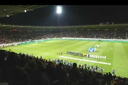 Los dos equipo se alinearon al inicio del partido, como de costumbre.
