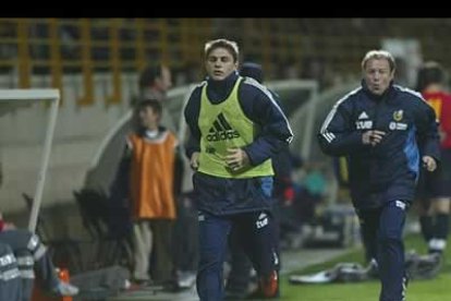 Joaquín calienta antes de salir al campo donde protagonizó el tercer gol encajado a Armenia.