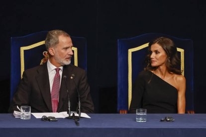 El Rey Felipe VI junto a la reina Letizia. BALLESTEROS