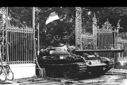 El 30 de abril terminó la Guerra de Vietnam. Con Estados Unidos fuera de la contienda, el Vietcong conquistó Saigón y reunificó el país.