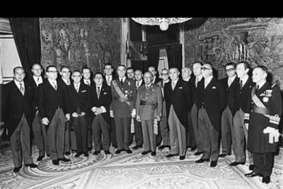El 27 de septiembre los disparos resonaron en Madrid, Barcelona y Burgos. Hubo cinco fusilamientos, los últimos del franquismo. En la imagen, el consejo de ministros que aprobó las ejecuciones.