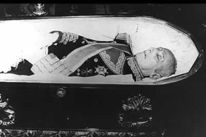 El 20 de noviembre, Radio Nacional informa que Franco ha muerto. Termina una página de la historia de España.