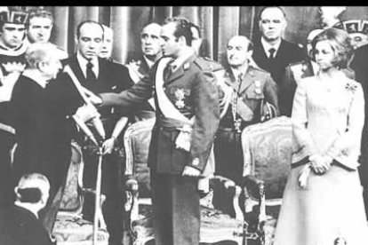 El 22 de noviembre la monarquía regresa a España. El príncipe de España jura como rey. Desde ese día y hasta la actualidad Don Juan Carlos ejerce como rey de todos los españoles.