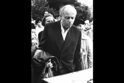 El Nobel de la Paz de ese año fue para el científico nuclear y disidente soviético Andrei Sajarov. No pudo recibir el premio porque Moscú le prohibió salir de la URSS.