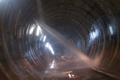 Fugas en uno de los túneles de la Variante de Pajares. Esta imagen dio la vuelta a España.