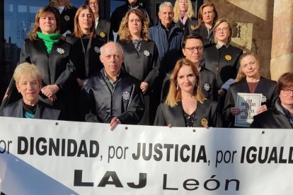 Los letrados judiciales, en su concentración de hoy. DL