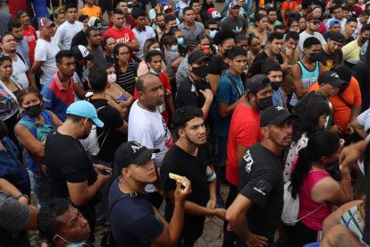 Migrantes varados en Tapachula guardan un minuto de silencio en memoria de los fallecidos en un tráiler en San Antonio. JUAN MANUEL BLANCO