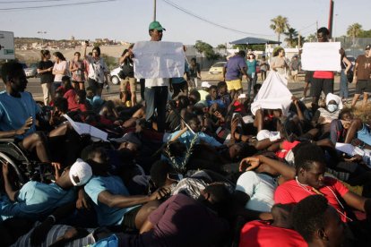 Protestas en la ciudad de Melilla por la muerte de los 37 inmigrantes en el asalto a la valla. F. G. GUERRERO