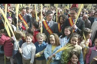 Miles de niños y sus familias aguardan en la plaza de San Marcelo la salida de la procesión y la llegada del obispo para la bendición de los ramos.