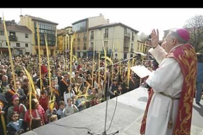 Julián López, el obispo de León, resaltó que los niños son los verdaderos protagonistas del Domingo de Ramos, durante la bendición de las palmas.