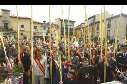 La Corporación municipal en forma de ciudad, encabezada por el alcalde Francisco Fernández, acompaño a la procesión.