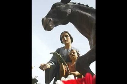 La Borriquilla aguardaba la procesion escoltada por vallas ante la mirada de los niños que escrudiñaban todos los detalles del paso, acompañando su curiosidad con decenas de preguntas a sus progenitores.