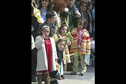 La impaciencia de los pequeños -antes de la bendición- ponía en peligro sus flamantes palmas con lazos, muchas de ellas a punto de ser usadas como espadas.