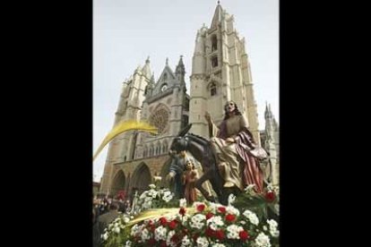 La procesión, que partió desde la plaza de San Marcelo, llegó arropada por miles de personas a la Catedral, donde se celebró la misa.