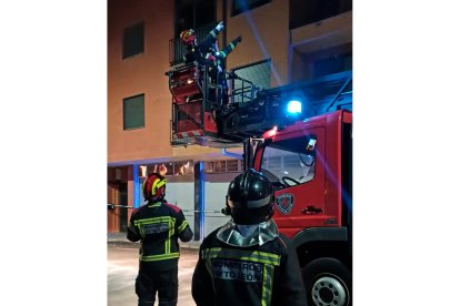 Un momento de la intervención de los Bomberos de León en La Bañeza. BOMBEROS DE LEÓN