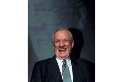 Neil Armstrong, feliz durante un encuentro con Bill Gates.