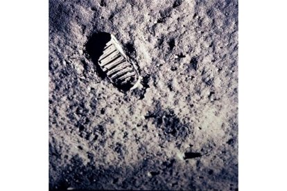 Armstrong también fotografió sus propias huellas en la Luna.