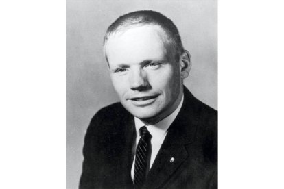 Un joven Neil Armstrong sonríe en una foto de carnet.