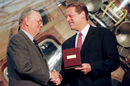 Armstrong con el vicepresidente de EEUU en 1999, Al Gore, en el Museo del Espacio en Washington.