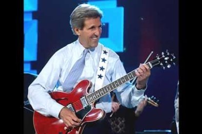 Desde joven demostró una gran pasión por la música. A los 18 años forma parte del grupo Electras, con el que grabaría un disco. Aún hoy le gusta rasgar algún que otro acorde en cualquier guitarra que caiga en sus manos.