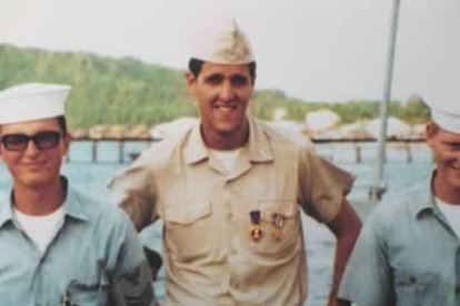 En 1966 se gradúa en derecho en Yale y se alista en la marina.