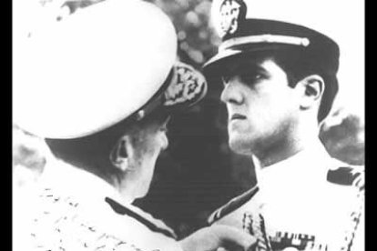Sus medallas -recibió estrellas de Plata, Bronce y tres Corazones Púrpura- por su valor en combate han sido discutidas. Algunos le acusan de haber exagerado para obtener los reconocimientos.