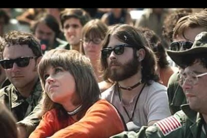 A la vuelta de Vietnam, se convirtió en un pacifista y en portavoz de la asociación Veteranos de Vietnam por la guerra. En la foto, en segundo plano tras Jane Fonda.