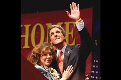 Divorciado, en 1995 se casa en segundas nupcias con Teresa Heinz, viuda heredera de la marca de ketchup y posedora de un patrimonio de 1.000 millones de euros.